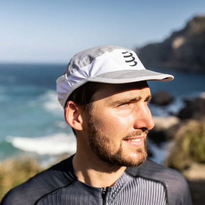 Gorra Multisport Blanca Con Visera Ajustable Compressport