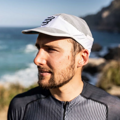 Gorra Multisport Blanca Con Visera Ajustable Compressport