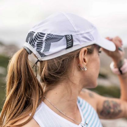 Gorra Deportiva Compressport Multisports - Negro Visera Ajustable