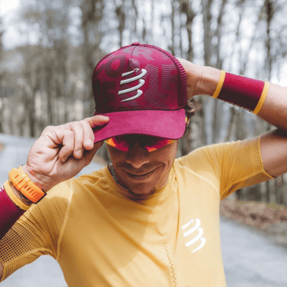 Gorra Deportiva Compressport Trucker - Vinotinto