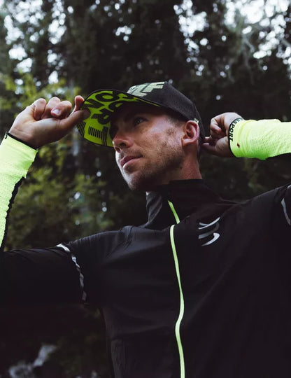 Gorra Deportiva Compressport Trucker Flash - Negro Amarillo