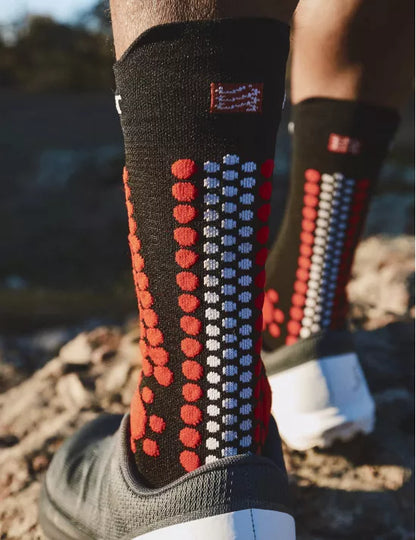 Medias Compressport Pro Racing Socks V4.0 Trail - Black Red